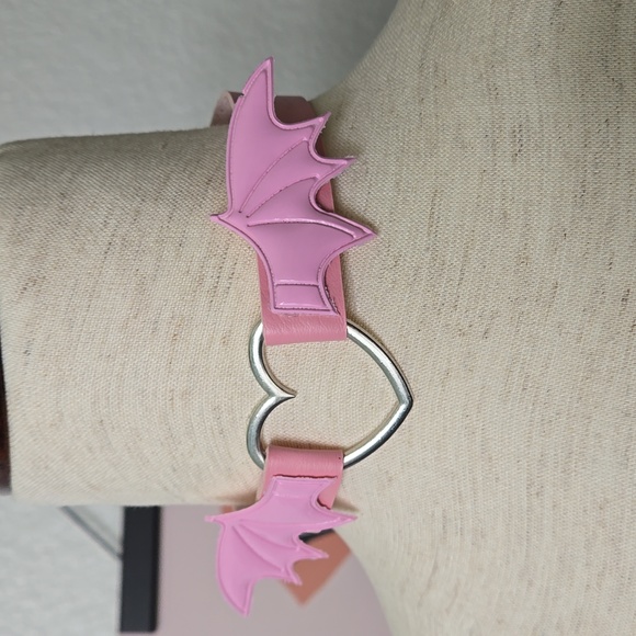 Cute Batwings Heart Faux Leather Choker in Pink, NWT - Picture 6 of 13